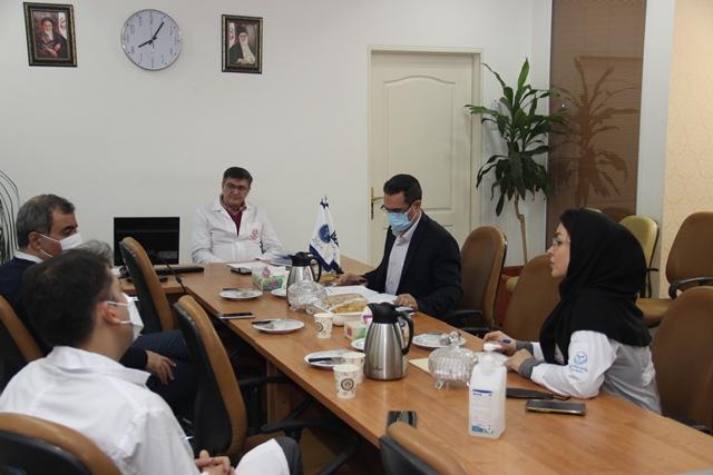 معاونان بیمارستان شریعتی با حضور رئیس این بیمارستان به بررسی برنامه‌های جاری پرداختند 